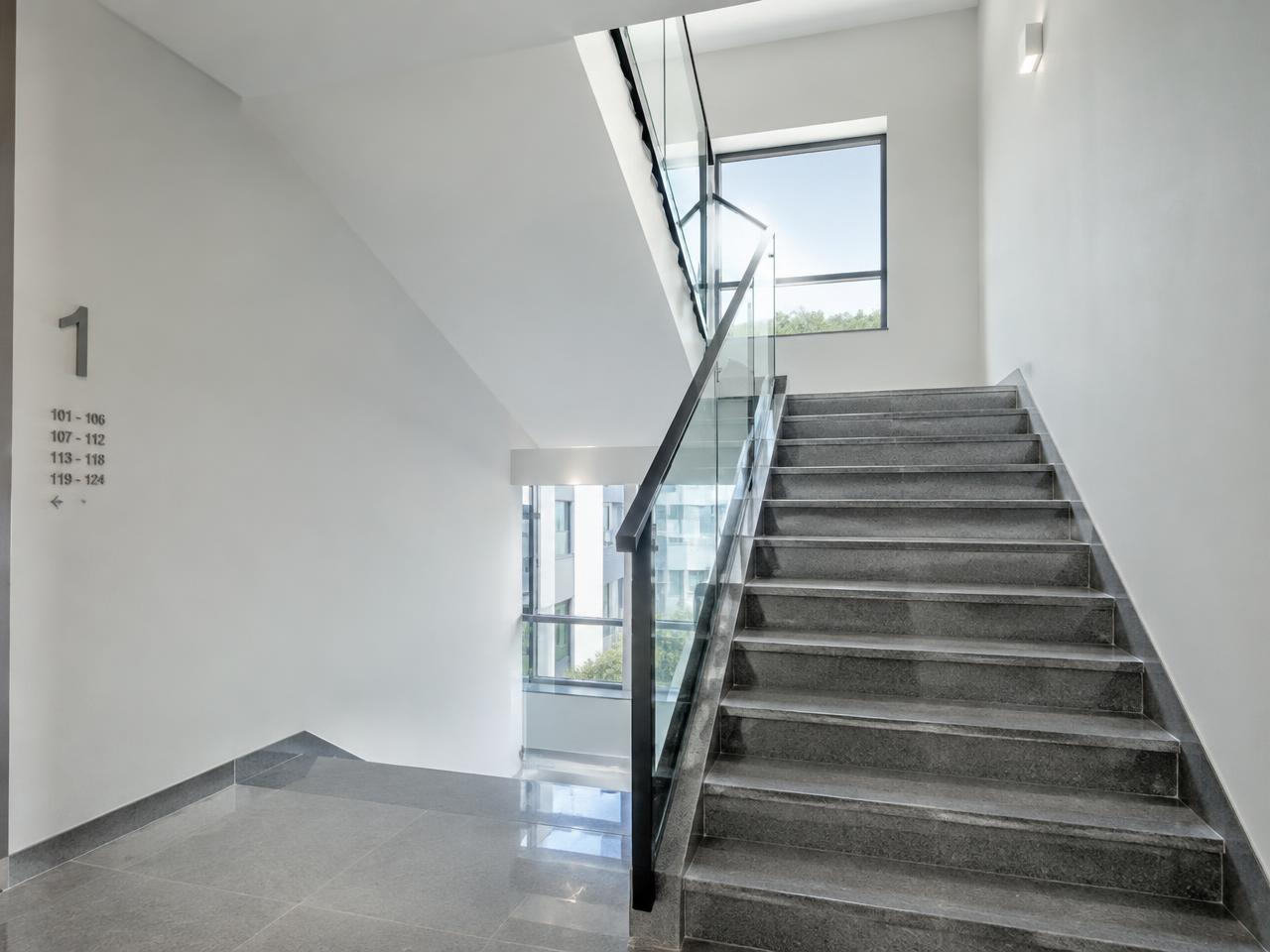 Sauberes modernes Treppenhaus nach der Treppenhausreinigung in Frankfurt